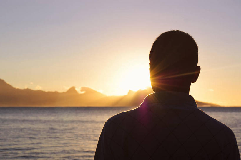 成年人,脸,头,脸颊,一个人,横图,室外,白天,海洋,日落,山,日光,仅一个男性,首都,肩膀,风景,摄影,宁静,剪影,法属玻利尼西亚,塔西提岛,头部,脸部,脸蛋,面部,彩图,独处,法国海外领土