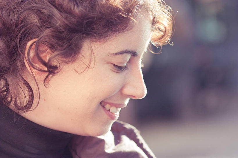 西方人,成年人,脸,头,脸颊,一个人,笑,微笑,露齿笑,横图,室外,特写,白天,侧面,快乐,幸福,日光,西班牙,欧洲,欧洲人,仅一个年轻女性,仅一个女性,仅一个人,注视,肩膀,观察,看,摄影,观看,察看,关注,年轻女性,女人,女性,白种人,年轻人,头部,脸部,脸蛋,面部,彩图,高领毛衣