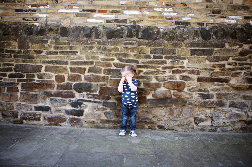 西方人,儿童,一个人,站,横图,俯视,室外,白天,纯洁,英国,欧洲,欧洲人,仅一个女性,仅一个人,覆盖,托腮,休闲装,砖墙,小孩,仅一个小孩,可爱,童年,童趣,摄影,捉迷藏,童真,烂漫,无邪,恶作剧,天真,女孩,女人,女性,白种人,孩子,休闲活动,彩图,高角度拍摄,女生