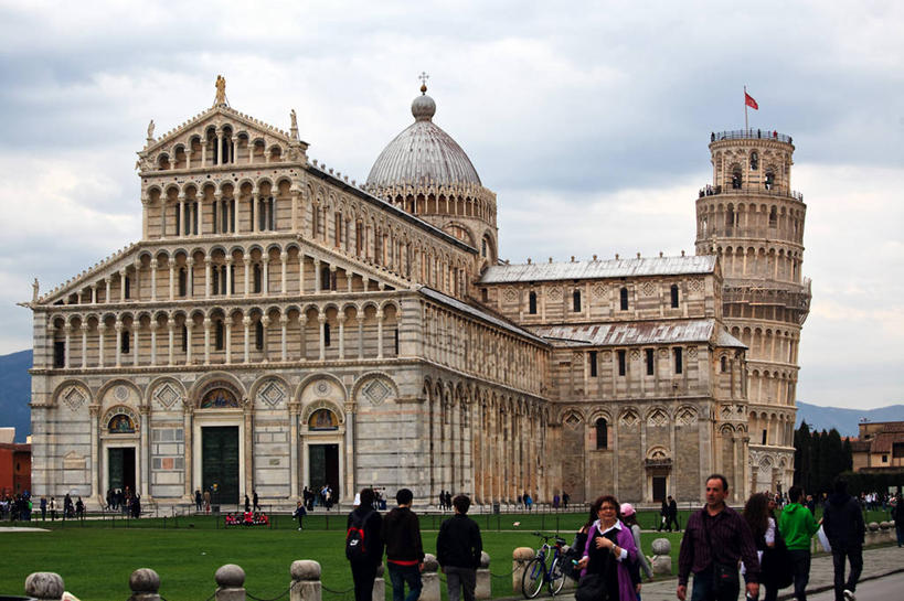 教堂,横图,室外,白天,建筑,旗帜,意大利,篱笆,云,塔,许多人,历史,草,地标建筑,一群人,摄影,宗教,比萨,比萨斜塔,基督教,圆顶建筑,宗教建筑,意大利文化,系船柱,步行,彩图,大教堂