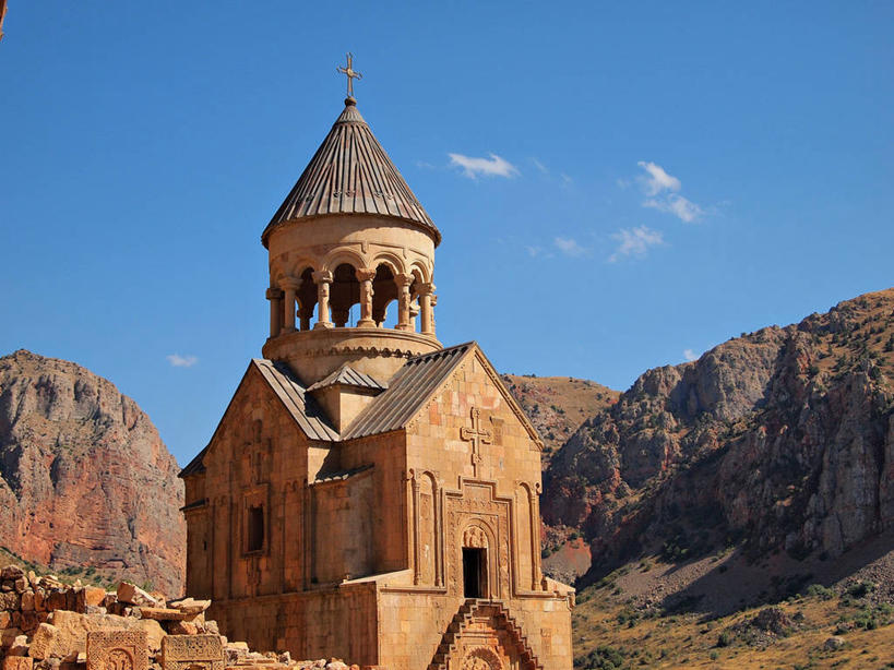 无人,教堂,横图,室外,白天,山,建筑,亚美尼亚,十字架,云,拱门,历史,天空,摄影,宗教,基督教,宗教建筑,岩层,岩石,彩图