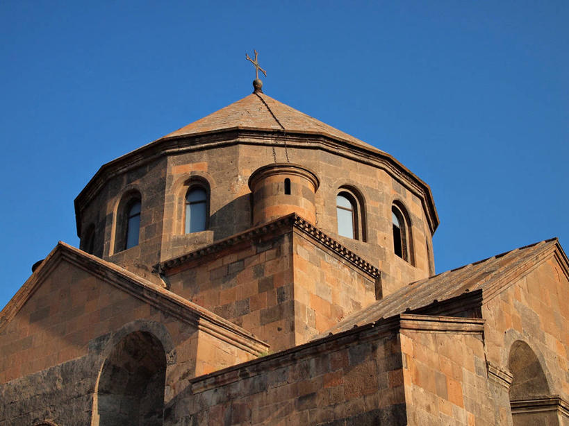 无人,教堂,横图,室外,白天,仰视,建筑,日光,亚美尼亚,十字架,历史,砖墙,摄影,基督教,宗教建筑,万里无云,彩图,低角度拍摄