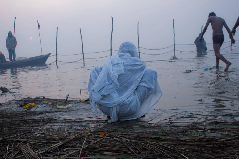 成年人,一个人,蹲,横图,室外,白天,船,印度,仅一个女性,篱笆,天空,地标建筑,摄影,印度文化,印度教,北方邦,灵性,恒河,印度次大陆,彩图,传统服装,传统文化,阿拉哈巴德