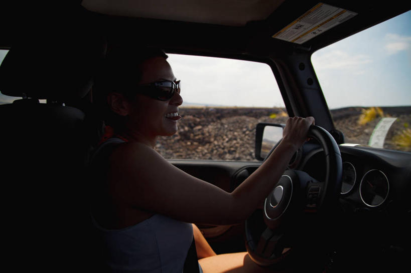 成年人,中年人,嘴,一个人,坐,横图,室内,白天,侧面,旅途,岛屿,汽车,日光,夏威夷,美国,亚洲,仅一个女性,仅一个人,反射,休闲装,车,天空,太阳镜,交通工具,看,伸舌头,仅一个中年女性,运输,人体,摄影,自驾游,北美,北美洲,载具,美洲,驾车,夏威夷岛,夏威夷州,爱洛哈之州,夏威夷群岛,北亚美利加洲,亚美利加洲,大岛,太平洋岛屿,女人,女性,中年女性,口,口腔,嘴巴,嘴唇,列岛,群岛,诸岛,半身,彩图,旅行,科纳市,美利坚合众国,菲律宾人