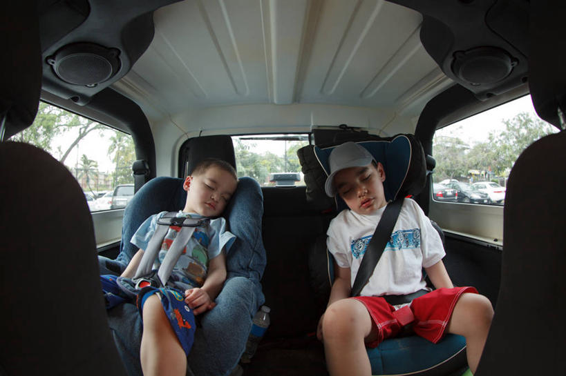 西方人,儿童,一个人,两个人,兄弟,坐,横图,室内,白天,正面,纯洁,旅途,岛屿,夏威夷,欧洲,美国,欧洲人,仅一个男性,仅一个人,休闲装,小孩,安全带,仅一个小孩,鸭舌帽,放松,可爱,童年,童趣,运输,摄影,北美,北美洲,美洲,车座,童真,烂漫,无邪,夏威夷岛,夏威夷州,爱洛哈之州,夏威夷群岛,北亚美利加洲,亚美利加洲,大岛,太平洋岛屿,天真,男孩,男人,男性,白种人,亚洲人,孩子,列岛,群岛,诸岛,彩图,科纳市,美利坚合众国,男生,菲律宾人