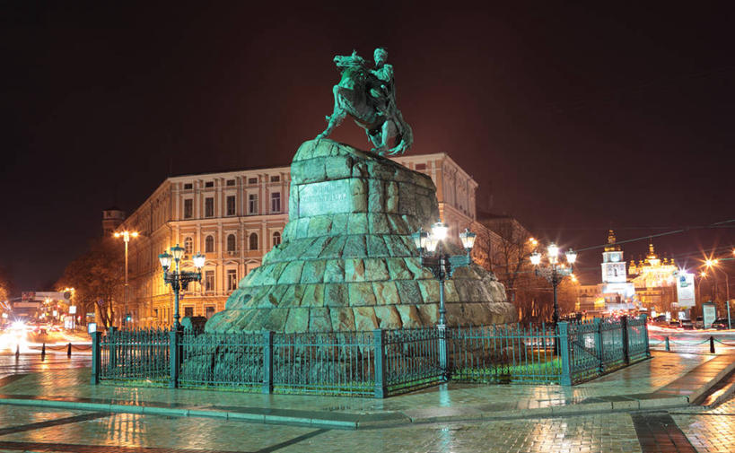 无人,横图,室外,夜晚,路灯,乌克兰,雕像,正方形,篱笆,首都,历史,地标建筑,摄影,照亮,记忆,基辅,彩图,旅行