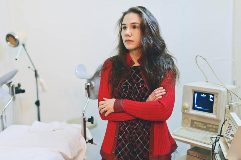 西方人,成年人,一个人,医生,医院,站,握手,双手交叉,横图,室内,显示器,技术,床,西班牙,欧洲,巴塞罗那,欧洲人,仅一个年轻女性,仅一个女性,仅一个人,休闲装,医护人员,医疗人员,思考,摄影,双手抱胸,病房,关爱,医疗器械,年轻女性,女人,女性,白种人,年轻人,长发,大夫,搀手,拉手,手拉手,手握手,半身,彩图,考场