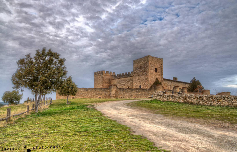 无人,横图,室外,白天,建筑,西班牙,城堡,篱笆,云,历史,石墙,草,树,天空,摄影,宁静,塞戈维亚,彩图