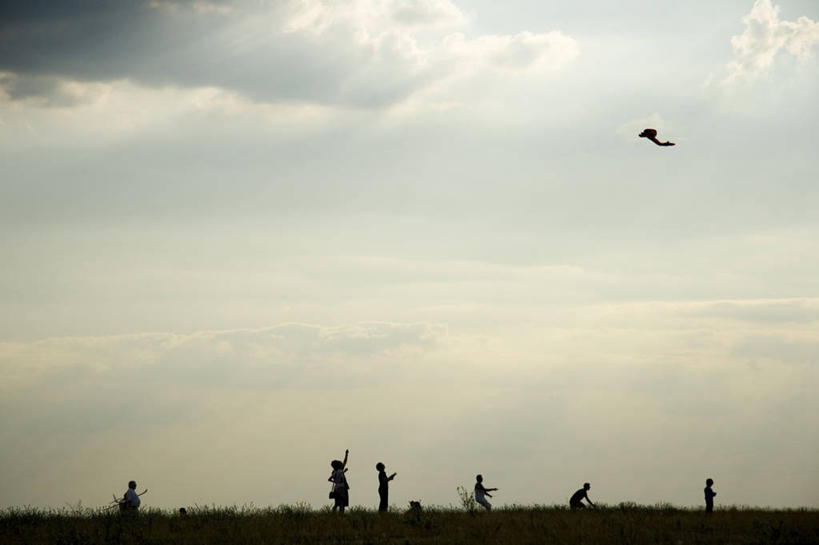 举,横图,室外,日落,德国,云,半空,飞,天空,自然,风筝,托,乐趣,摄影,享乐,剪影,休闲活动,举起,举手,举着,向上举,向上伸,向上托,彩图