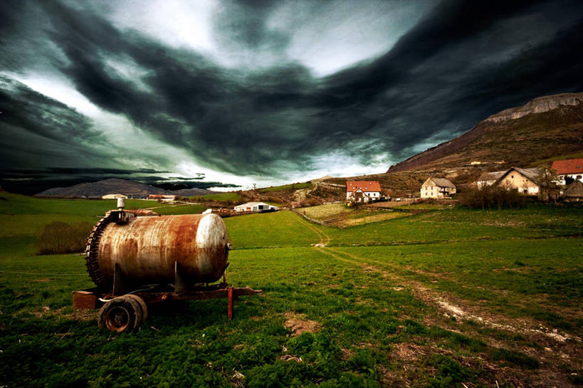 无人,横图,室外,机器,美景,山,西班牙,生锈,房屋,地形,景观,乌云,乡村,草,风景,天空,自然,黄昏,机械,景色,摄影,宁静,腐蚀,侵蚀,自然风光,腐化,锈迹斑斑,纳瓦拉,彩图,农业机械