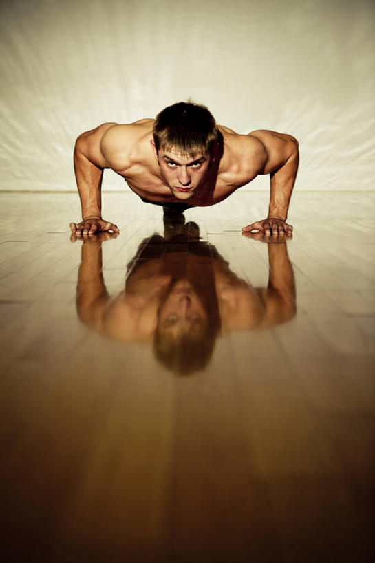 成年人,脸,头,脸颊,一个人,俯卧撑,竖图,室内,白天,锻炼,地板,美国,仅一个男性,仅一个人,反射,裸露,肩膀,仅一个年轻男性,趴着,摄影,敏捷,决心,肖像,裸,男人,男性,年轻男性,年轻人,头部,脸部,脸蛋,面部,彩图,爱荷华