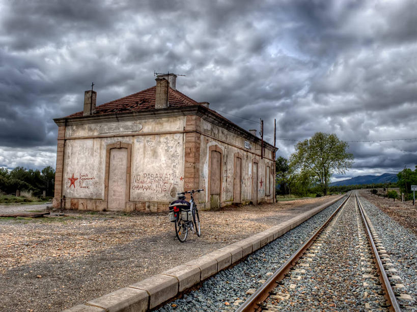 无人,火车站,横图,室外,白天,多云,路,铁路,自行车,车站,西班牙,云,轨道,站台,交通,铁轨,历史,月台,运输,摄影,停止,暂停,停滞,彩图,铁路车站,铁路站