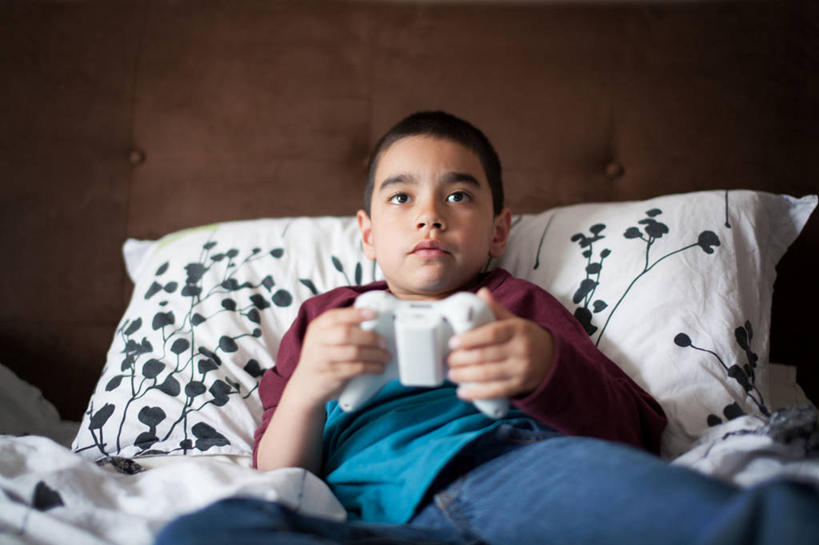 西方人,儿童,脸,头,脸颊,一个人,躺,横图,室内,白天,正面,满意,纯洁,床,卧室,欧洲,加拿大,欧洲人,仅一个男性,仅一个人,拿着,休闲装,肩膀,小孩,枕头,仅一个小孩,可爱,童年,童趣,摄影,操纵杆,专心,童真,烂漫,无邪,温哥华,大不列颠哥伦比亚,天真,男孩,男人,男性,白种人,孩子,头部,脸部,脸蛋,面部,休闲活动,彩图,男生,菲律宾人,计算机游戏