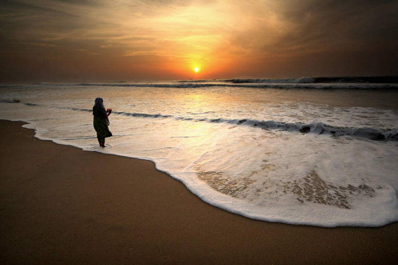 成年人,一个人,站,横图,室外,日出,海浪,海洋,太阳,日光,印度,仅一个女性,沙子,云,天空,自然,地标建筑,波浪,摄影,早晨,灵性,金奈,海滩,彩图,独处