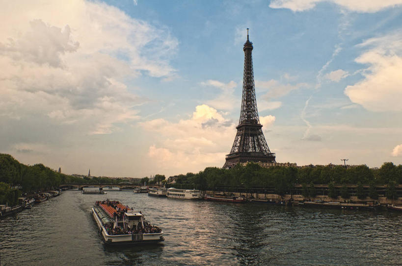 横图,室外,白天,旅途,建筑,法国,巴黎,反射,云,塔,尖顶,首都,树,天空,自然,地标建筑,运输,摄影,塞纳河,观光船,法国文化,彩图