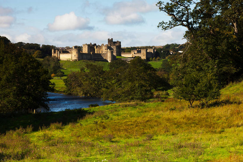 无人,横图,室外,白天,河流,建筑,日光,英国,阴影,城堡,古典,历史,草,树,天空,自然,摄影,宁静,诺森伯兰郡,彩图