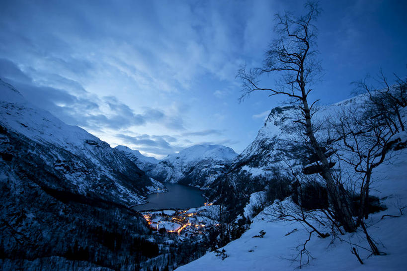 无人,横图,俯视,室外,夜晚,美景,山,水,雪,火,挪威,欧洲,地形,景观,冬天,热,天空,自然,景色,寒冷,摄影,宁静,斯堪的纳维亚,自然风光,北欧,斯堪的那维亚,斯堪的那维亚半岛,斯堪的纳维亚半岛,挪威王国,默勒.鲁姆斯达尔,默勒.鲁姆斯达尔郡,彩图,高角度拍摄,旅行