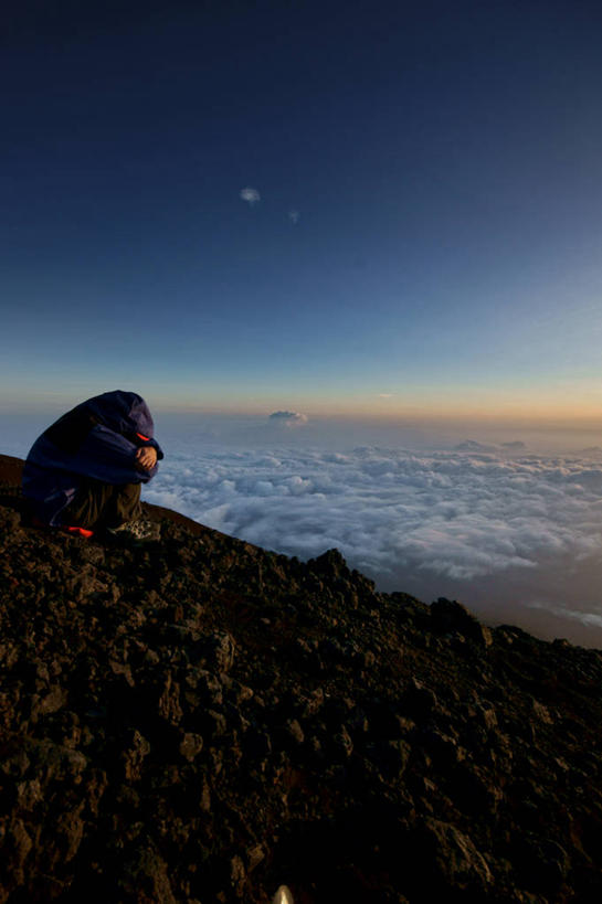 一个人,竖图,室外,寂寞,日出,富士山,静冈县,日本,水平线,云,休闲装,天空,自然,低头,思考,放松,摄影,抱膝,宁静,早晨,垂头,岩石,屈膝,休闲活动,彩图