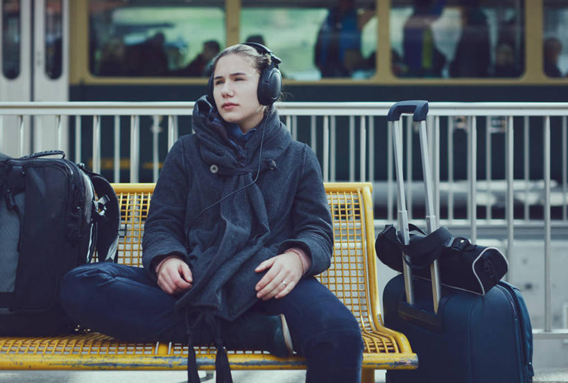 西方人,成年人,一个人,栏杆,坐,横图,室外,白天,旅途,火车,车站,瑞士,欧洲,欧洲人,仅一个年轻女性,仅一个女性,仅一个人,长椅,乐器,站台,首都,音乐,二郎腿,听,月台,伯尔尼,耳机,放松,运输,摄影,劳特布龙嫩,年轻女性,女人,女性,白种人,年轻人,彩图,旅行