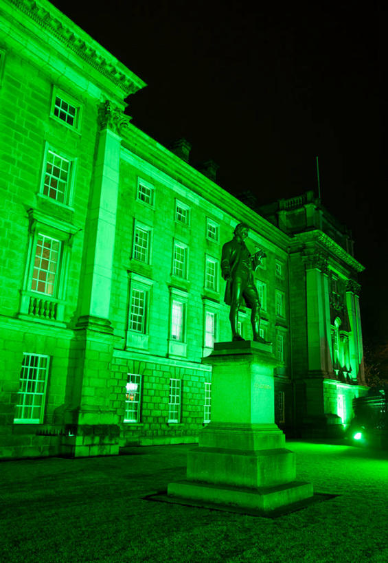无人,竖图,室外,夜晚,仰视,建筑,爱尔兰,雕像,首都,教育,绿色,天空,摄影,照明设备,圣帕特里克节,彩图,低角度拍摄,大学,传统文化,爱尔兰文化