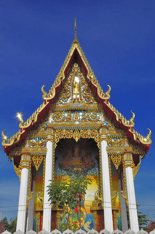 无人,寺庙,竖图,室外,白天,仰视,植物,建筑,泰国,亚洲,柱子,摄影,东南亚,佛教,宁静,宗教建筑,中国文化,万里无云,泰王国,彩图,低角度拍摄,暖武里府