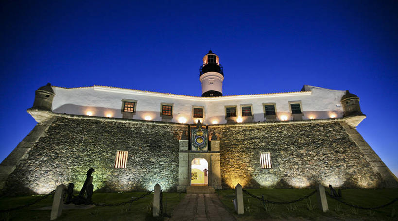 无人,横图,室外,夜晚,仰视,道路,建筑,巴西,萨尔瓦多,信息,灯塔,交通,方向,南美,摄影,引导,指引,保护,照亮,南美洲,拉丁美洲,美洲,万里无云,巴西联邦共和国,首府,亚美利加洲,南亚美利加洲,航标,巴伊亚,巴伊亚州,彩图,低角度拍摄,导航