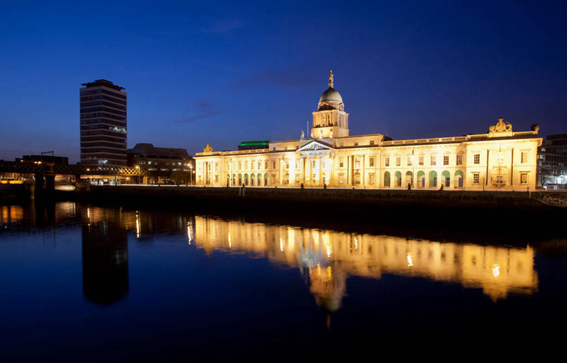 无人,横图,室外,夜晚,河流,水,城市,建筑,爱尔兰,对称,反射,首都,历史,黄昏,摄影,照亮,圆顶建筑,政府,利菲河,彩图,爱尔兰文化
