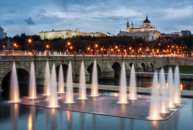 无人,宫殿,横图,室外,度假,河流,美景,城市风光,城市,建筑,路灯,喷泉,西班牙,景观,拱门,桥,首都,联系,娱乐,树,黄昏,享受,休闲,马德里,景色,放松,摄影,宁静,照亮,圆顶建筑,马德里皇宫,彩图,大教堂