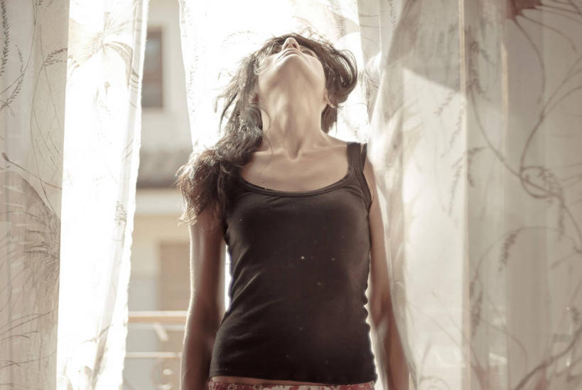 成年人,中年人,一个人,横图,室内,白天,正面,寂寞,窗户,窗帘,意大利,仅一个女性,仅一个人,休闲装,向上看,仅一个中年女性,思考,摄影,厌倦,女人,女性,中年女性,长发,半身,彩图