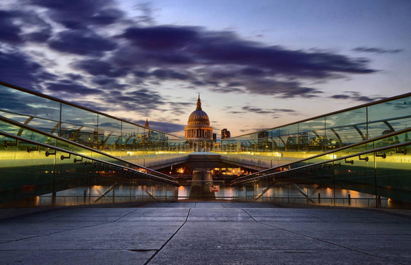 无人,栏杆,横图,室外,城市,建筑,英国,云,首都,联系,历史,圣保罗大教堂,天空,黄昏,地标建筑,摄影,照亮,基督教,圆顶建筑,英国文化,伦敦千禧桥,彩图,大教堂