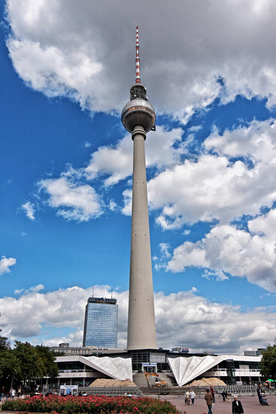 竖图,室外,白天,通讯,天际线,植物,城市,建筑,德国,云,首都,柏林,天空,摄影,无线电通信塔,彩图