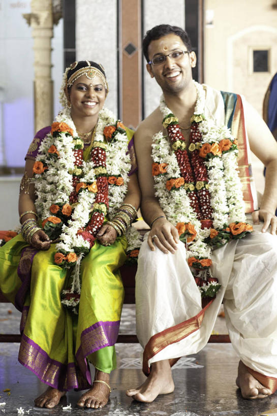 成年人,中年人,两个人,丈夫,妻子,新娘,新郎,坐,笑,微笑,露齿笑,竖图,室内,白天,正面,婚礼,快乐,幸福,印度,连接,庆祝,并排,花环,眼镜,结婚,花,荡秋千,喜庆,摄影,纪念,肖像,典礼,印度文化,纱丽,孟买,异性恋,开端,男性,年轻女性,女性,中年男性,年轻人,彩图,传统服装,爱,高兴,传统文化