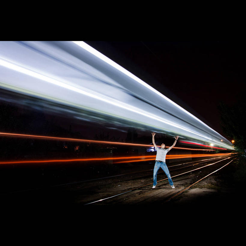 成年人,一个人,站,举,方图,室外,夜晚,正面,路,铁路,火车,俄罗斯,仅一个男性,仅一个人,轨道,交通,铁轨,休闲装,仅一个年轻男性,红色,白色,托,运输,摄影,车灯,迅速,照亮,想象,伏尔加格勒,想法,男人,男性,年轻男性,年轻人,举起,举手,举着,向上举,向上伸,向上托,彩图