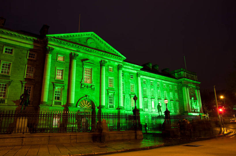 无人,横图,室外,夜晚,建筑,爱尔兰,篱笆,红绿灯,小路,首都,教育,绿色,天空,摄影,照亮,圣帕特里克节,彩图,大学,爱尔兰文化