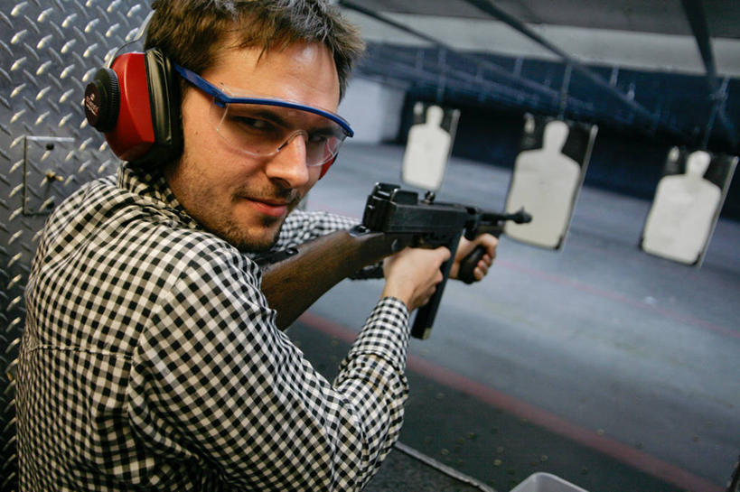 西方人,成年人,脸,头,脸颊,一个人,微笑,横图,室内,白天,幸福,信心,射击,欧洲,美国,欧洲人,仅一个男性,仅一个人,枪支,拿着,扭头,注视,休闲装,肩膀,仅一个年轻男性,观察,看,转头,摄影,观看,察看,准确,知识,练习,关注,内华达州,拉斯维加斯,打靶,男人,男性,年轻男性,白种人,年轻人,头部,脸部,脸蛋,面部,彩图