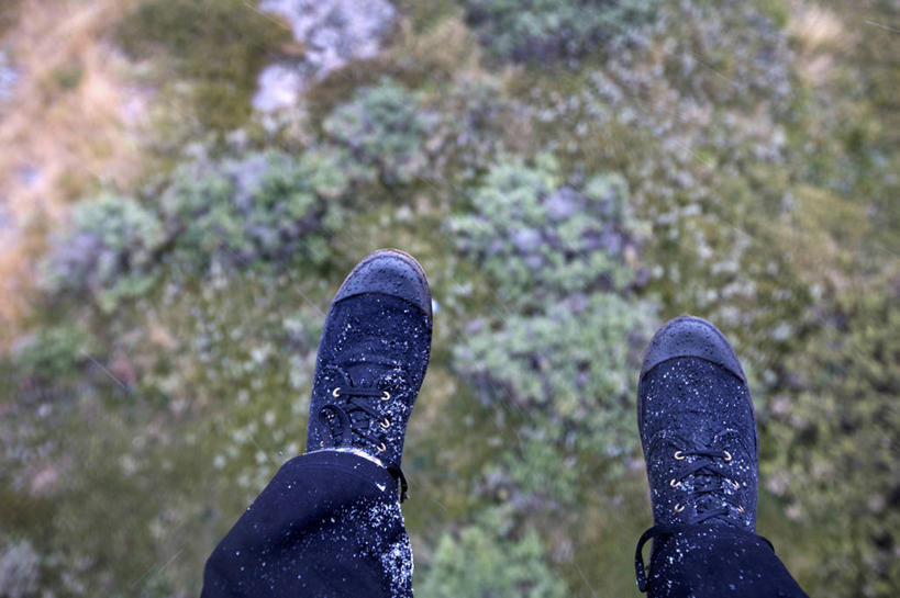 腿,一个人,坐,横图,俯视,室外,白天,雪,澳大利亚,吊挂,悬挂,冬天,下雪,半空,挂,靴子,放松,寒冷,人体,摄影,四肢,新南威尔士,秋天,休闲活动,彩图,高角度拍摄