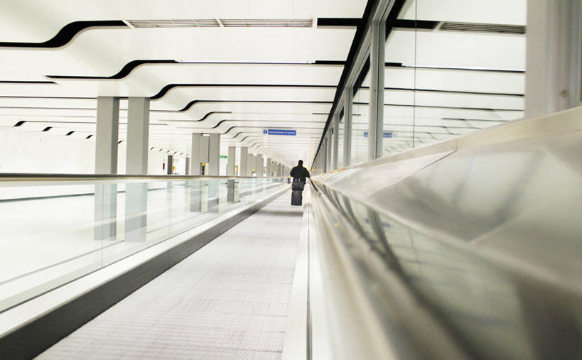 成年人,一个人,机场,站,横图,室内,旅途,技术,天花板,英国,仅一个男性,反射,柱子,首都,休闲装,背面,行李,摄影,男人,彩图,旅行