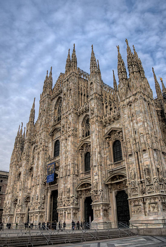 宫殿,竖图,室外,白天,仰视,建筑,意大利,行人,游客,游人,云,拱门,路人,旅客,天空,摄影,意大利文化,伦巴第大区,米兰,过客,大教堂广场,步行,彩图,低角度拍摄,旅行