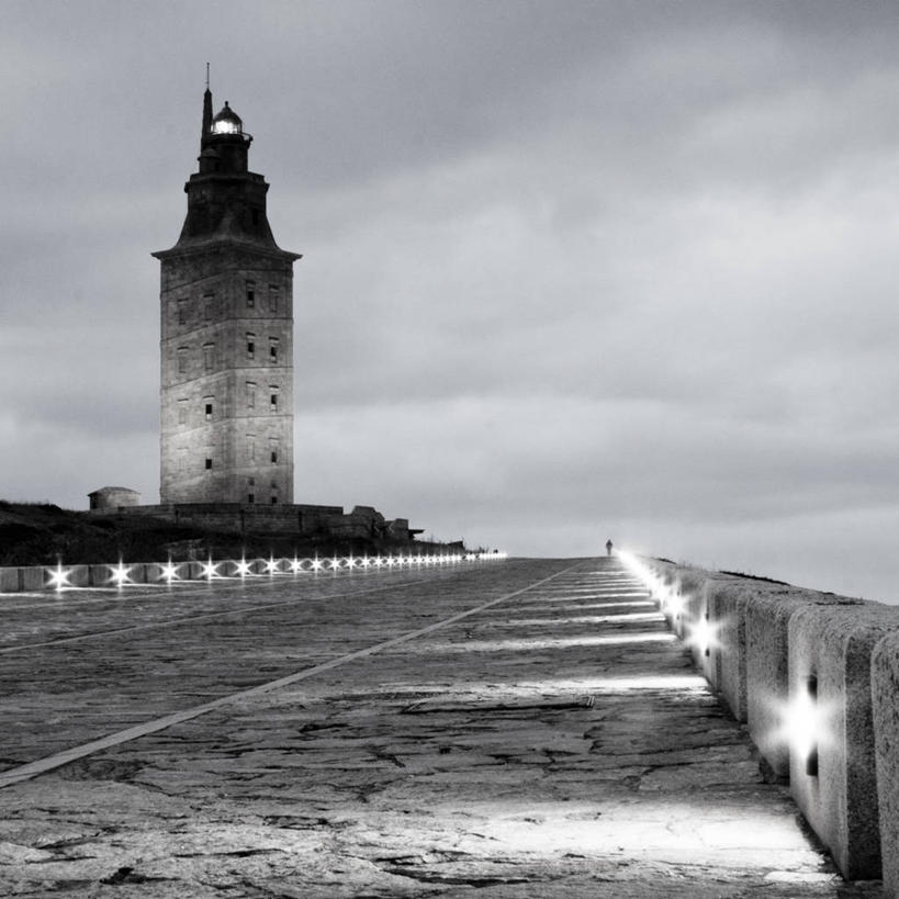 无人,方图,黑白,室外,道路,建筑,西班牙,一排,整齐,信息,云,灯塔,交通,方向,历史,排列,黄昏,摄影,引导,指引,保护,照亮,队列,航标,古代文明,加利西亚,国家纪念碑,导航