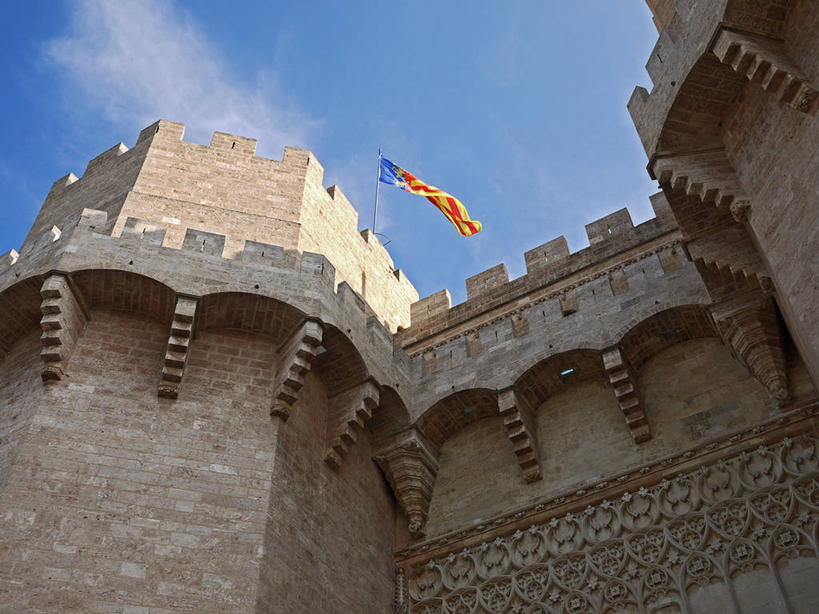 无人,横图,室外,白天,仰视,建筑,西班牙,云,塔,历史,城墙,天空,地标建筑,摄影,巴伦西亚省,西班牙国旗,彩图,低角度拍摄