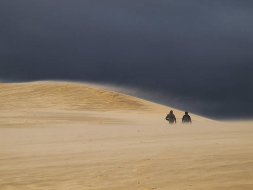 成年人,两个人,横图,室外,白天,度假,风,法国,沙子,地形,沙丘,自然,探索,摄影,宁静,吉伦特省,自然地理,冒险,步行,彩图