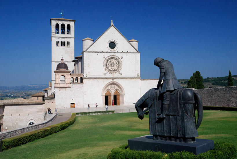 无人,教堂,横图,室外,白天,建筑,意大利,雕像,小路,草,树,蓝色,天空,摄影,宗教,基督教,意大利文化,阿西西,彩图