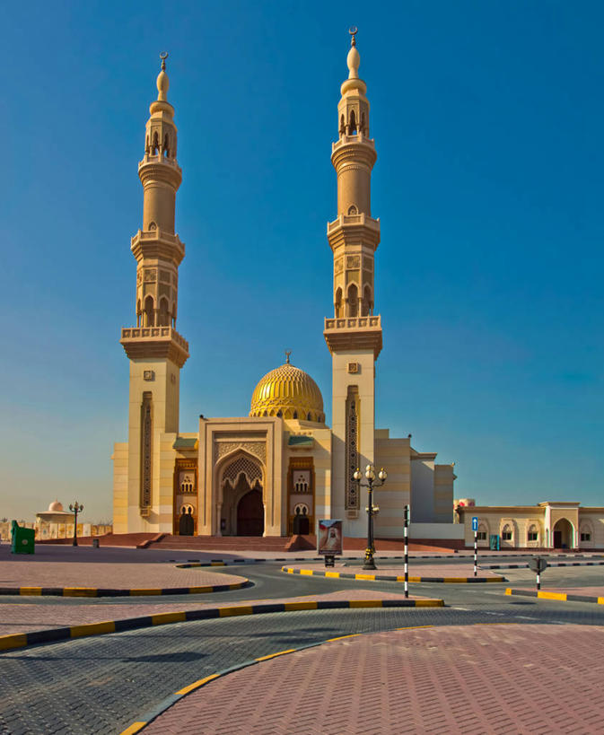 无人,竖图,室外,白天,建筑,路,路灯,拱门,天空,摄影,宗教,尖塔,伊斯兰教,圆顶建筑,清真寺,阿拉伯联合酋长国,波斯湾,沙迦酋长国,彩图