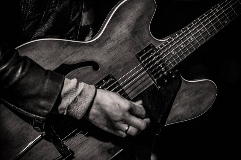 成年人,手,一个人,横图,黑白,特写,以色列,仅一个男性,表演,黑色背景,吉他,音乐,拿着,休闲装,乐趣,人体,摄影,部分,享乐,特拉维夫,技能,休闲活动,影棚拍摄