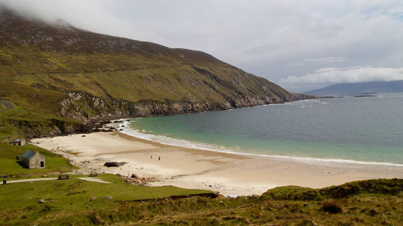 无人,横图,室外,白天,海洋,山,多云,爱尔兰,欧洲,房屋,岛,海岸线,云,风景,自然,大西洋,摄影,宁静,西欧,爱尔兰共和国,康诺特省,梅奥郡,海滩,彩图,阿基尔岛