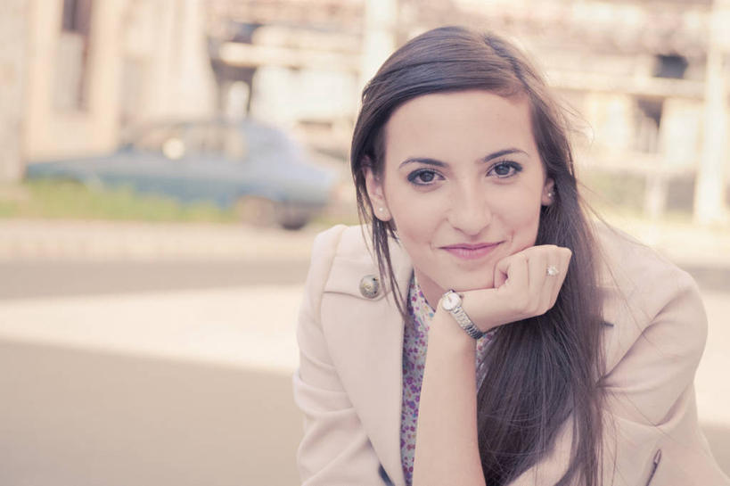 成年人,脸,头,脸颊,一个人,微笑,横图,室外,特写,白天,正面,满意,幸福,信心,罗马尼亚,仅一个年轻女性,仅一个女性,仅一个人,撑,托腮,休闲装,肩膀,彩妆,建筑工地,托,摄影,托下巴,肖像,苏恰瓦,年轻女性,女人,女性,年轻人,头部,长发,脸部,脸蛋,面部,彩图,美人