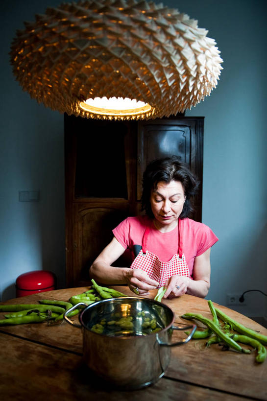 西方人,成年人,中年人,老年人,脸,头,脸颊,一个人,家庭,坐,竖图,室内,正面,烹饪,水,桌子,豆,厨具,金属制品,欧洲,荷兰,欧洲人,仅一个女性,仅一个人,准备,金属,木制,炒锅,锅子,围裙,拿着,锅,饮食,肩膀,灯,仅一个中年女性,温暖,温馨,一家人,摄影,锅具,家庭妇女,和睦,烹饪用具,女人,女性,中年女性,白种人,头部,脸部,脸蛋,面部,烹调用具,烹调,清洗,彩图,融洽