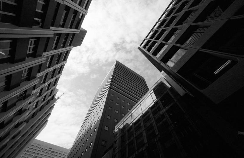 无人,横图,黑白,室外,白天,仰视,城市,建筑,摩天大楼,东京,日本,阴影,反射,云,首都,天空,摄影,千代田区,低角度拍摄