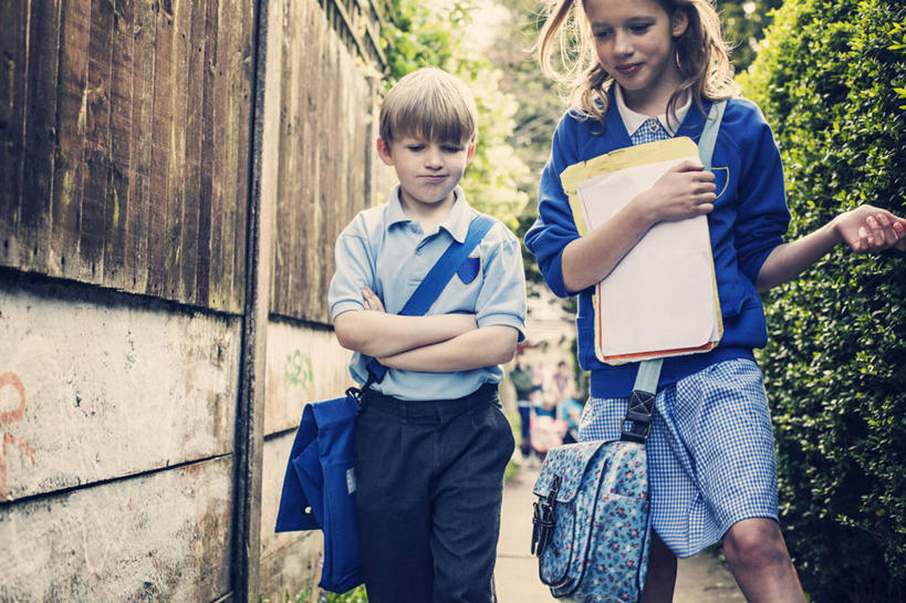 西方人,儿童,两个人,笑,微笑,露齿笑,横图,室外,白天,正面,快乐,友谊,幸福,纯洁,英国,欧洲,欧洲人,连接,教育,拿着,树,小孩,校服,可爱,童年,童趣,摄影,童真,烂漫,无邪,兰开夏,天真,男孩,女孩,白种人,孩子,步行,说话,彩图