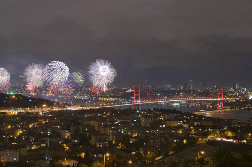 无人,横图,室外,夜晚,度假,爆炸,美景,城市风光,城市,建筑,庆祝,火花,景观,桥,联系,娱乐,天空,焰火,享受,休闲,景色,放松,摄影,吊桥,支撑,照亮,伊斯坦布尔,博斯普鲁斯大桥,海峡,彩图